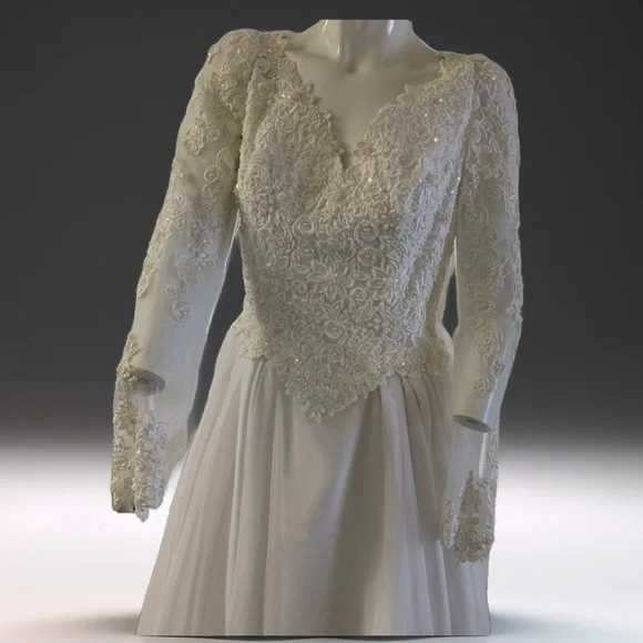 Pre loved 🥰 Morilee Vintage, minimal Raw Silk Wedding Dress. - Picture 7 of 15